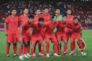 杨明洋分享国家队首战瞬间，社交媒体照片记录荣耀时刻