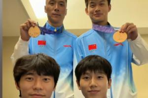 狂欢瞬间！余望、胡荷韬、刘浩帆、于大宝同台演绎欢快手势舞