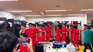 激情狂欢！U23中国国家队亚运斩获铜牌，更衣室变身欢乐舞池！