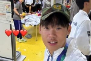 韩将赛后热议：聚焦免除兵役荣耀，戴退役帽高调展示，狂呼“拒绝服役路”