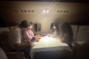 沙特之旅再续，乔治娜社交媒体分享，C罗与子女共度空中时光