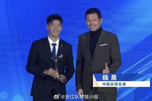 苗原指出：杨晨加盟浙江引发争议，其资历与岗位要求不符