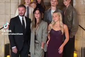 在时装周上的小贝一家，小七一袭紫色长裙很有气质