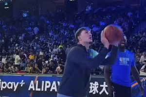 放水了？弗拉格模仿哈泽德扣篮失败