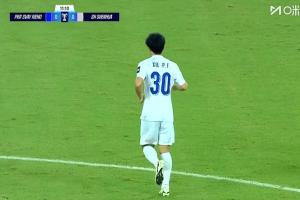 12秒瞬间，上海申花调整阵容，阿苏埃因伤离场，谢鹏飞替补登场