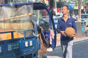希望我到这个年纪也能继续摸着篮球...