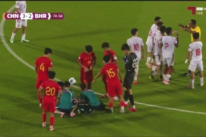 中国U16男足多打一人！巴林U17球员亮鞋钉飞铲染红！