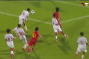 冲击巴林防线！彭显宸一条龙突破杀入禁区打门高出！