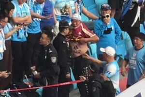 影响不好？安保人员禁止大连大爷赤身加油